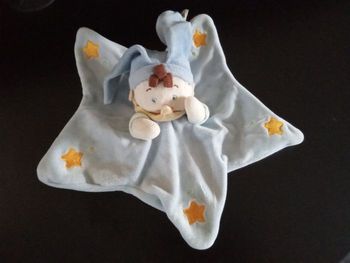 Doudou mouchoir, forme étoiles bleu, lutin, garçon avec bonnet, broderie étoiles jaunes, mots d'enfants Leclerc
