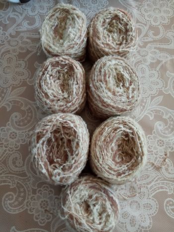 Lot de 7 Pelotes Fantaisies Effet Bouclettes Marron clair et Écru (440g)