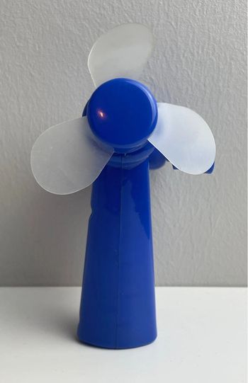 Ventilateur à main avec manivelle marque Flying Tiger