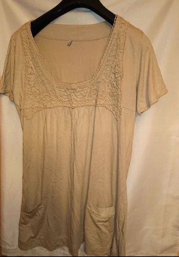 Tee-shirt beige poche sur le devant