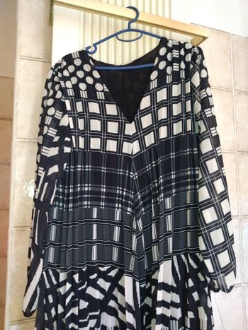 Robe noire et blanche à motif multiple