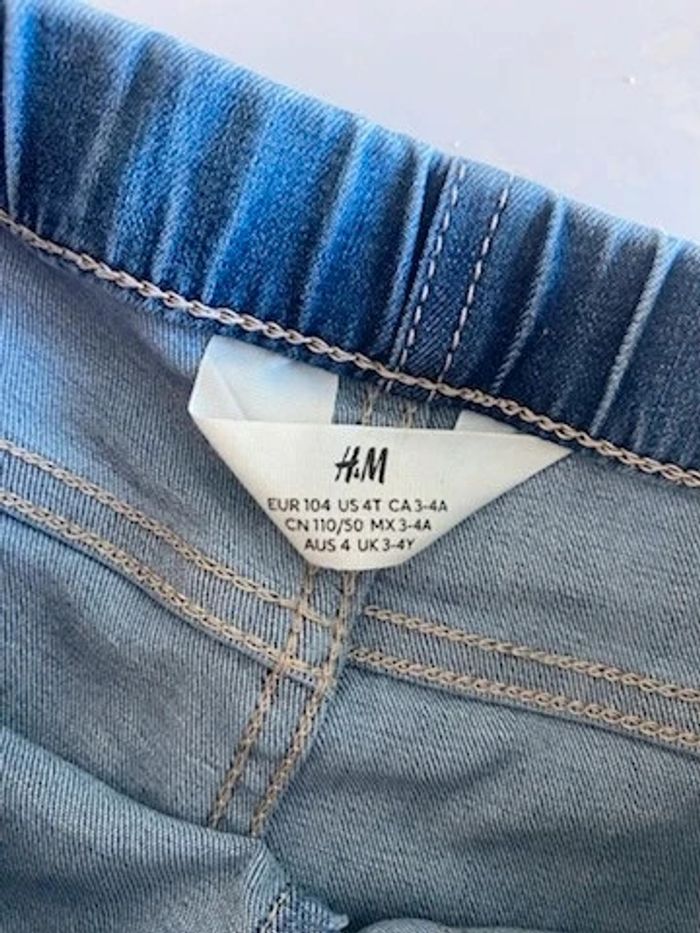 Très joli short en jeans avec ceinture elastahnne marque H&M taille 3/4ans - photo numéro 2