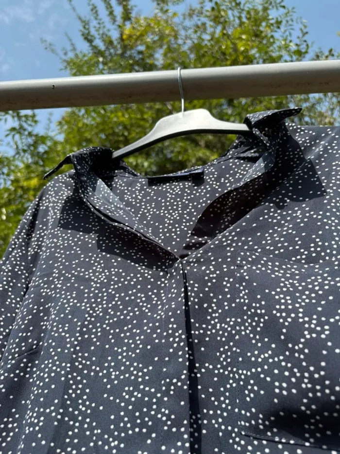 Chemise effet blouse manches longues bleu marine à pois blancs – Marque Kiabi - photo numéro 3