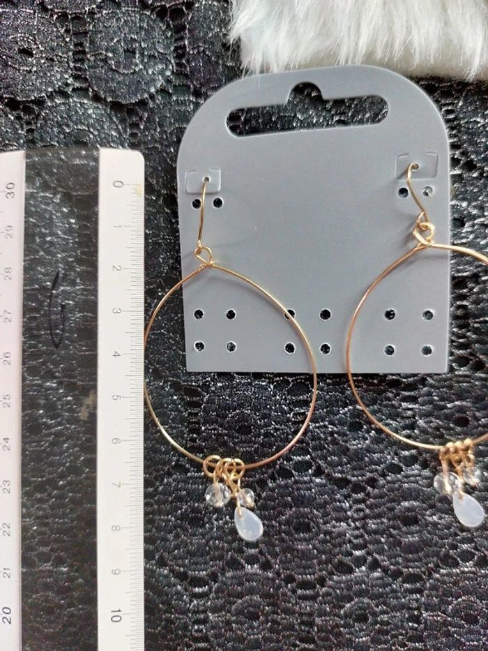 Magnifique paire de boucles d'oreilles pendantes doré avec perles blanches - photo numéro 5