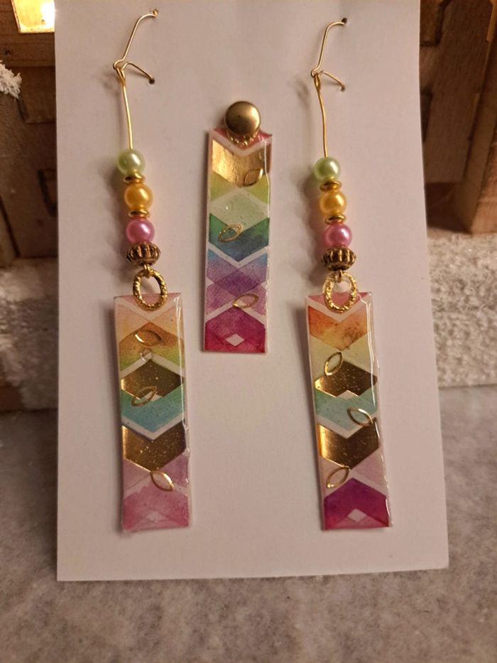 Boucles d'oreilles pendante avec pendentif assortie en résine multicolore - photo numéro 5
