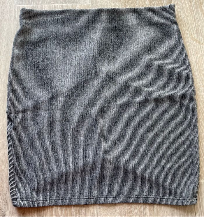 Jupe courte grise  pull&bear taille M  très peu porté excellent état - photo numéro 2