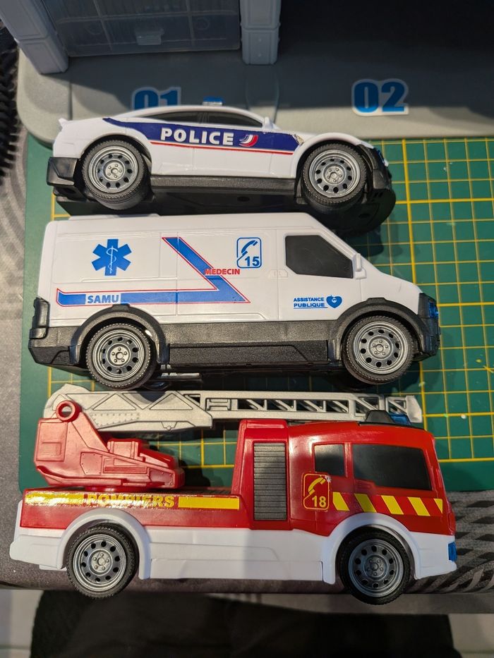 Centre de secours : pompiers police ambulance - photo numéro 7