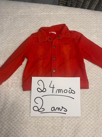 Très belle veste rouge 2 ans