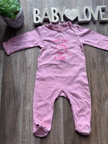 - Pyjama Kiabi    - 6 mois - bon état, décolorer sous le pied