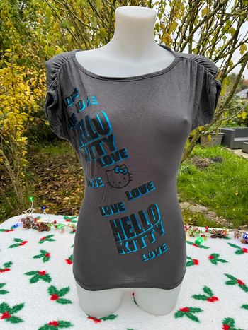 Tee shirt Hello Kitty 10 ans mais super extensible du 10 ans au 40 !
