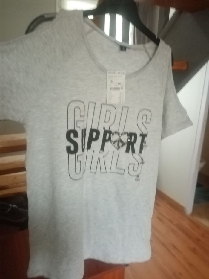 Tee-shirt taille S faut 16ans