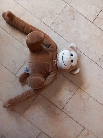 Peluche de singe avec grands bras