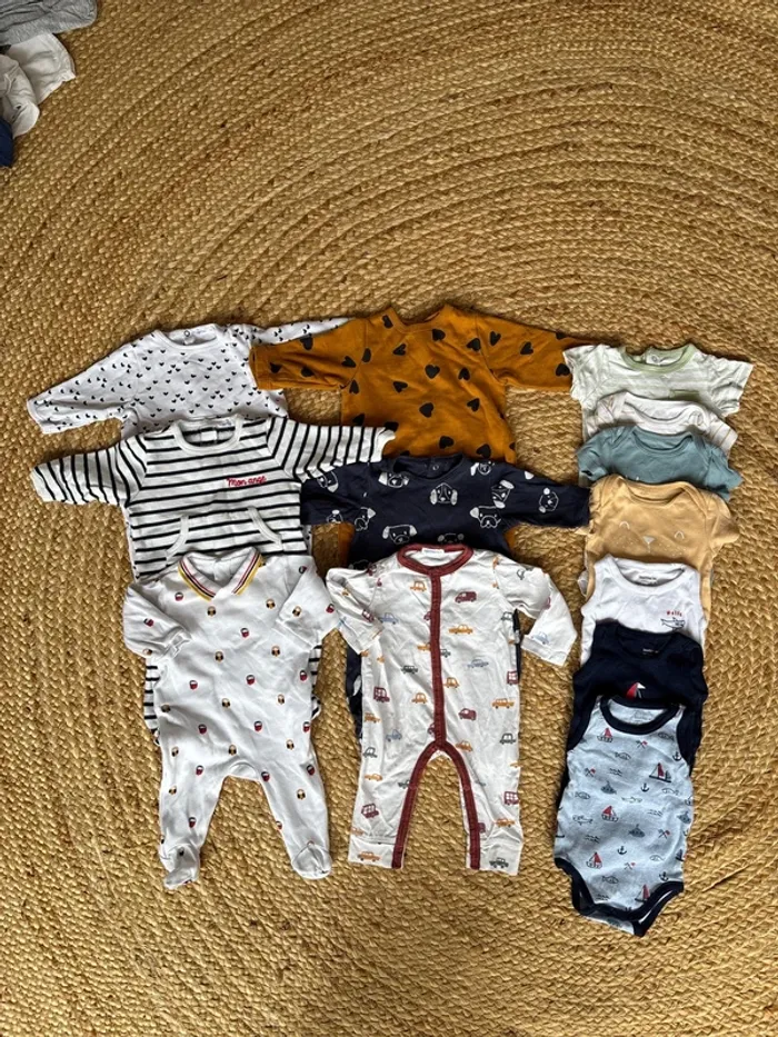 Lot de bodies et pyjamas - 3 mois - excellent état