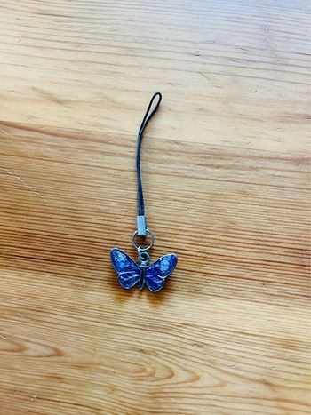 Accessoire bijou téléphone papillon violet