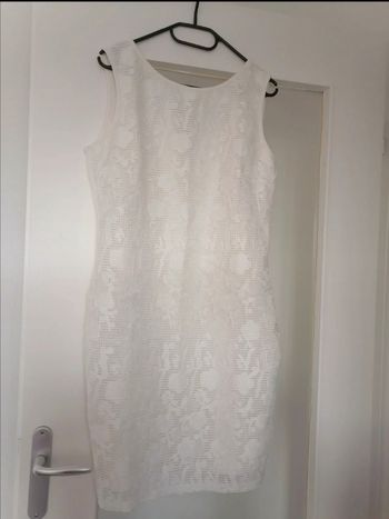 Robe tailleur blanche avec détail broderie