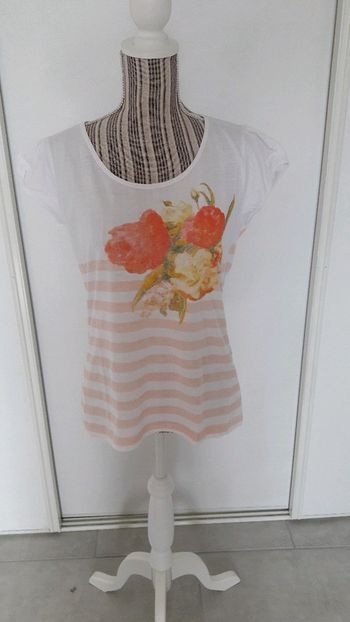 Tee shirt blanc motif fleurs et rayures abricot taille 3 tres bon état