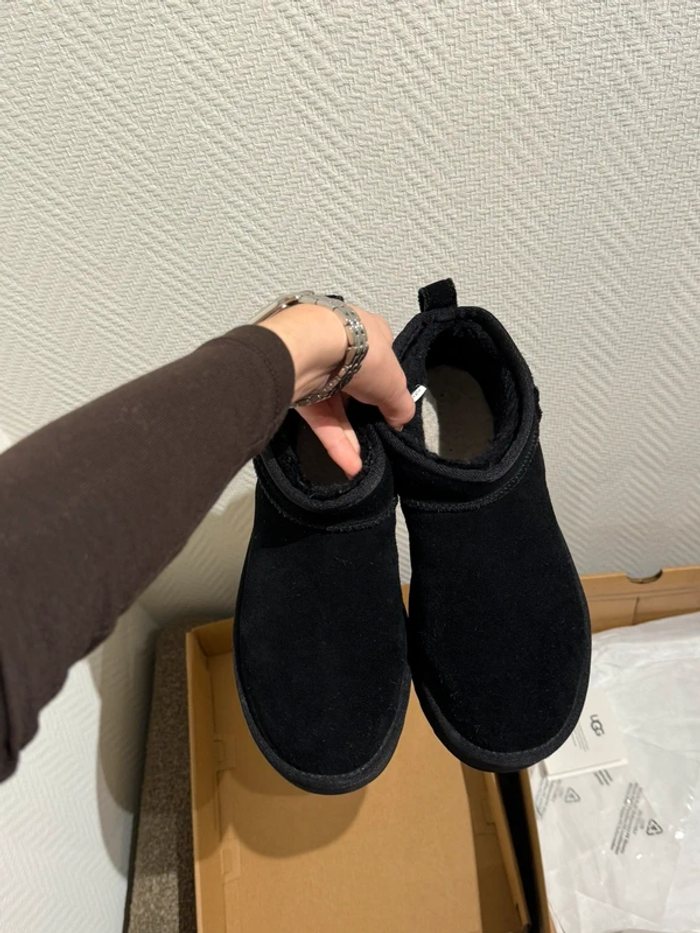 Bottes Ugg mini  taille 38 - photo numéro 4