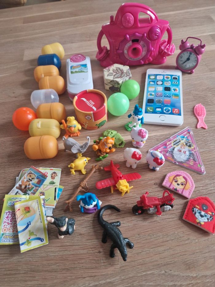 Lot de jouets Kinder Pat patrouille .