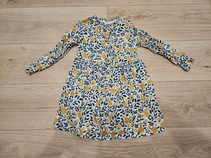 Robe avec bouton dorés