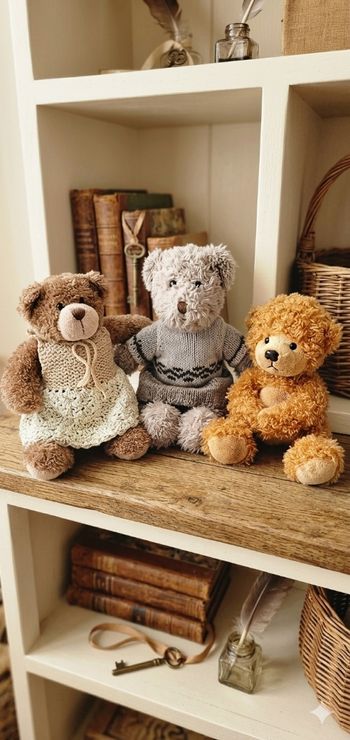 Lot de 3 oursons de collection- habillés et tricotés- état neuf 