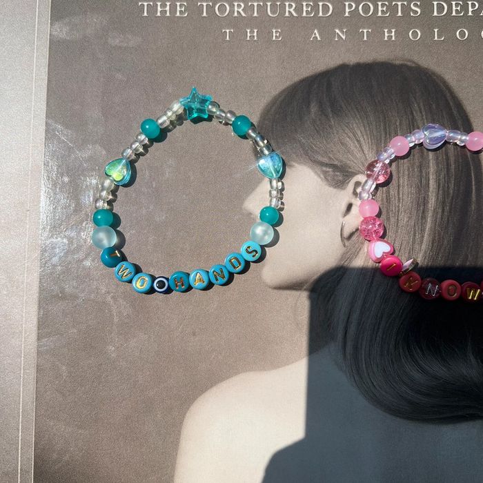 friendship bracelets | tate mcrae - photo numéro 2
