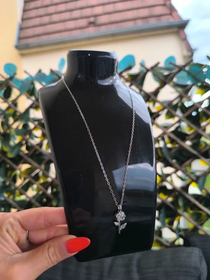 Collier argenté , en acier inoxydable neuf , idée cadeau
