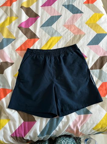 Short jogging bleu marine avec liseré blanc