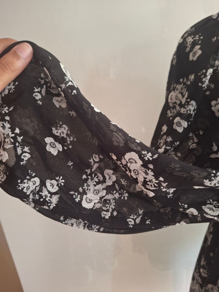 Robe noire à fleurs - photo numéro 2