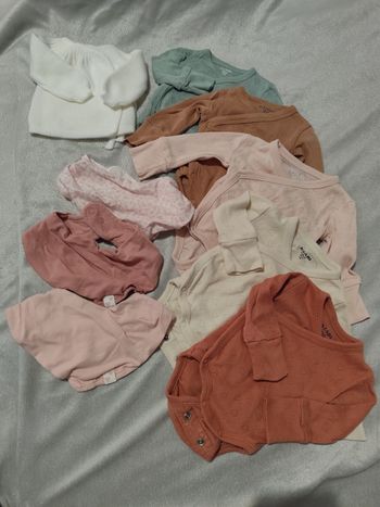 Lot de 5 bodies 3 bavoirs bandana et 1 brassière naissance