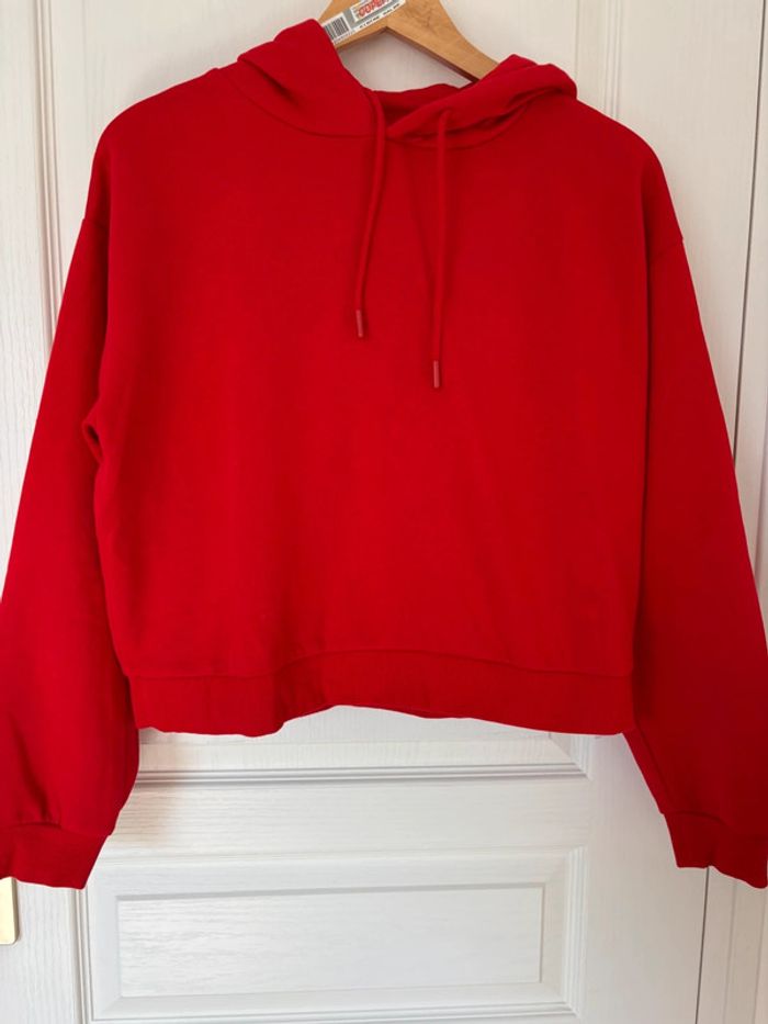Pull rouge à capuche