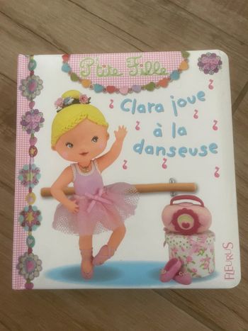 Clara joue à la danseuse