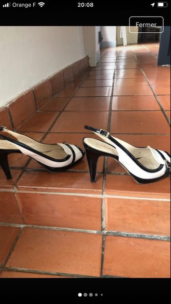 Escarpins bouts ouverts à bride  noir et écru 