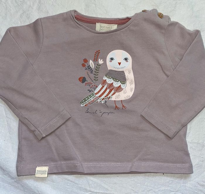 tshirt Bonnet à Pompon assez épais 18 mois petite trace bas de la manche valeur 36 euros