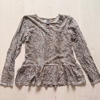 Tee-shirt Zara Kids, Manches longues. Volanté dans le bas.  Joli imprimé léopard.