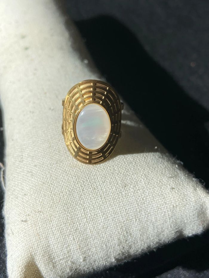Bague ovale dorée pierre blanche
