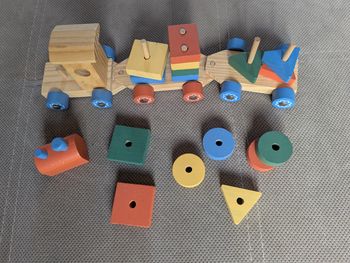 Petit train en bois avec formes 