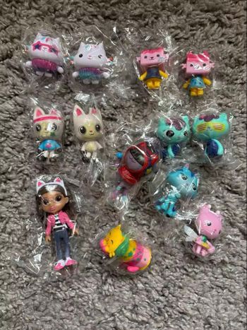 Lot 13 figurines gabby chat