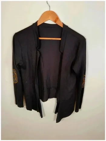 C32 cardigan noir 16 ans