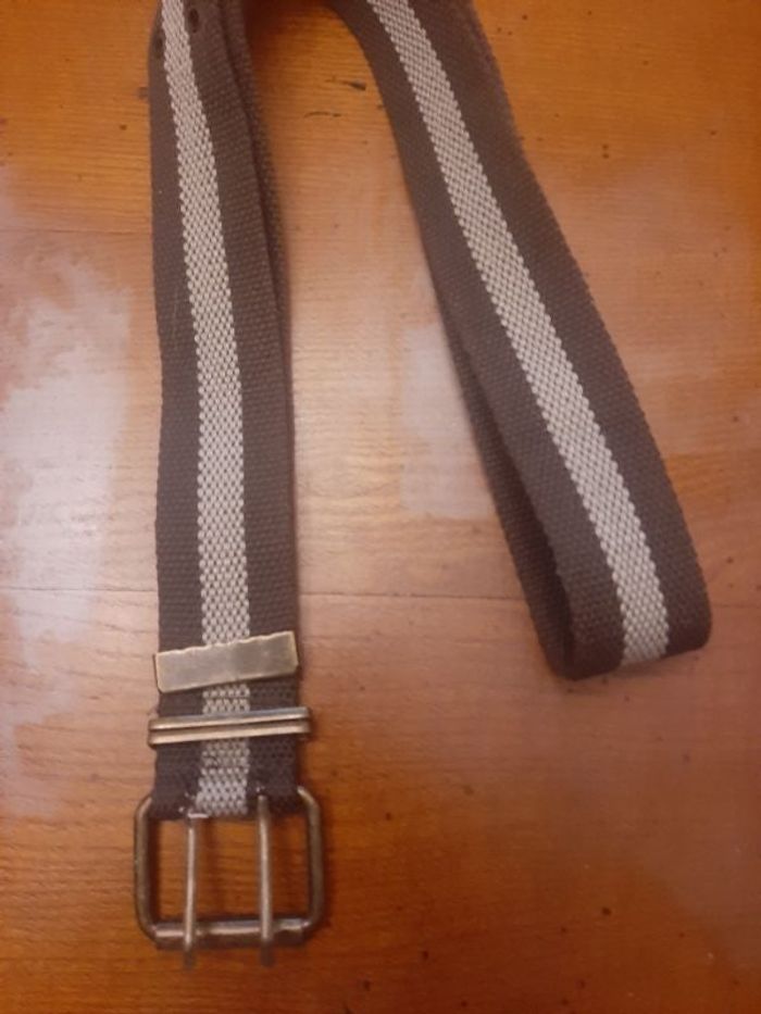 Ceinture réglable longueur totale 106 cm.