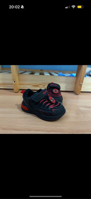 Basket Spiderman lumineuse