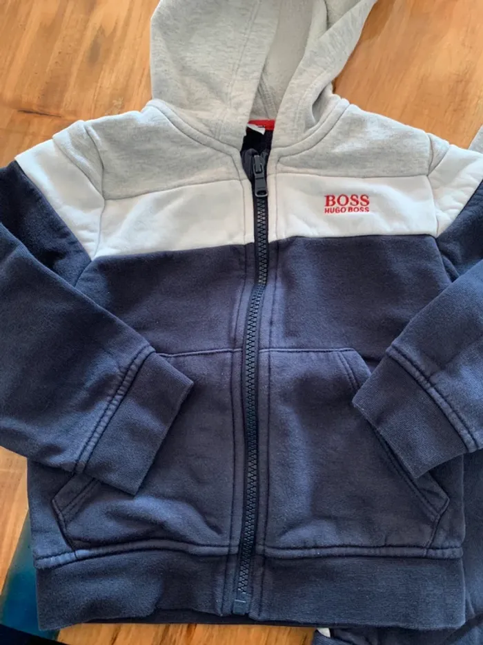 Survêtement Hugo Boss taille 3 ans - photo numéro 2