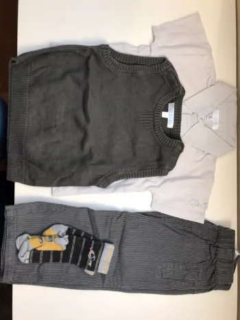 Lot Ensemble pantalon, polo, pull et chausettes mi saison 9 mois