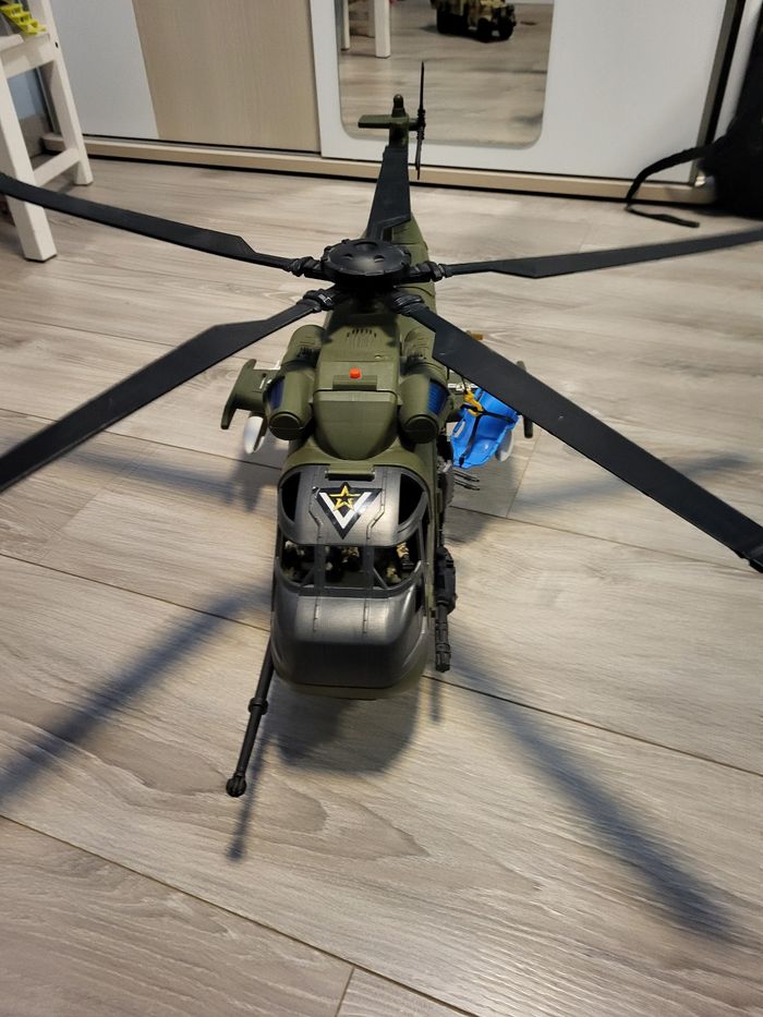 Hélicoptère avec voiture et militaires - photo numéro 2