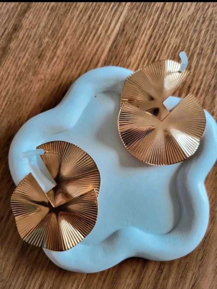 Boucles d’oreilles dorées design – forme éventail plissé – style géométrique chic et moderne - photo numéro 5