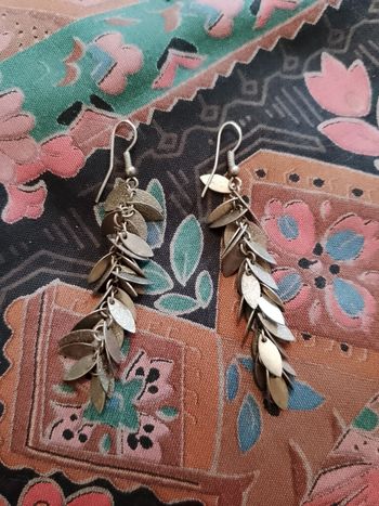 boucles d'oreilles pendantes dorées sur métal doré.
