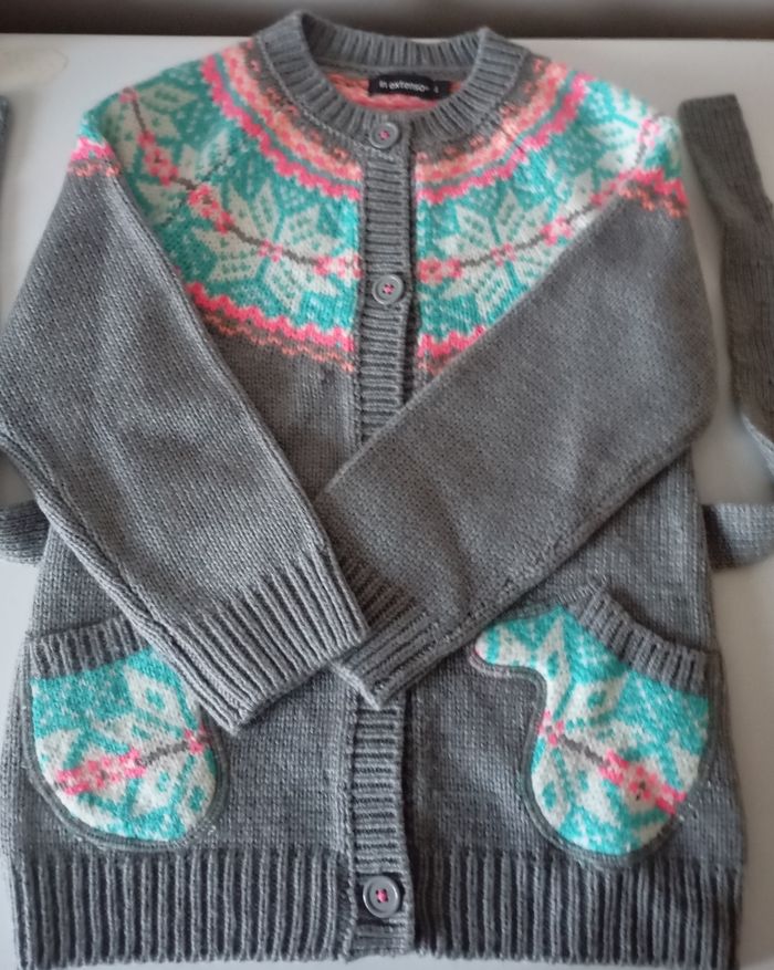 Gilet veste . 4 ans. Gris et multi couleurs. Acrylique. Gemo . 2 poches et une ceinture . Parfait état - photo numéro 2