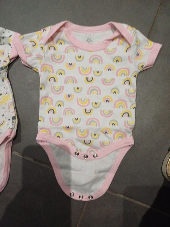 Lot 2 bodys baby éléments manches courtes 0/3mois - photo numéro 2