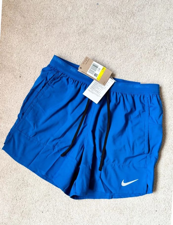 Short Nike Stride - Bleu - photo numéro 2
