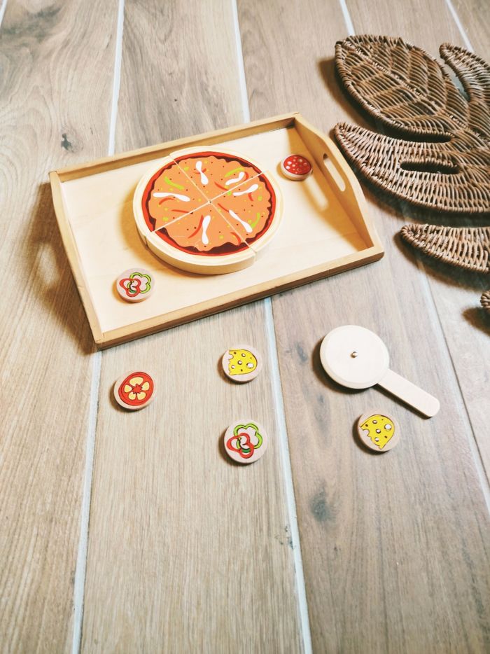 🍕Dinette pizza avec diverses rondelles aliments sur plateau en bois