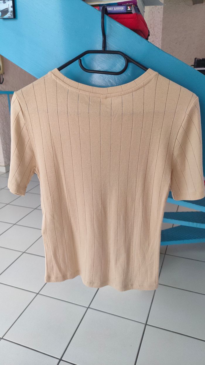 Tee shirt beige côtelé taille 36 NEUF avec étiquette marque : ONLY - photo numéro 2